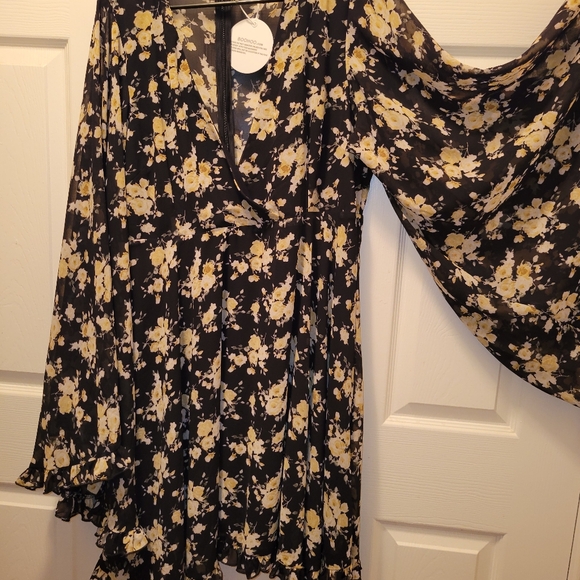 Nwt Floral wide sleeve skater dress - Picture 2 of 3